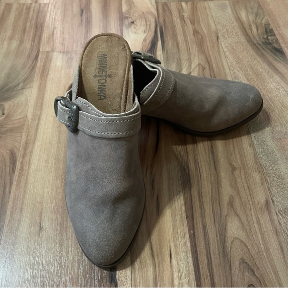 Minnetonka Shoes - Minnetonka Suede Billie Mules Sz 7